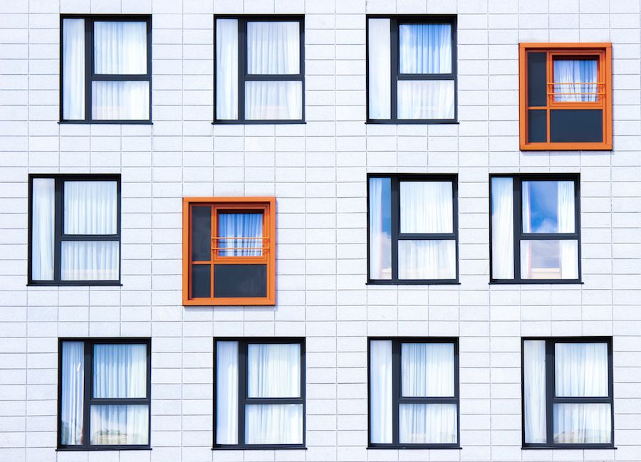 Fotografía de una fachada con ventanas de diferentes colores