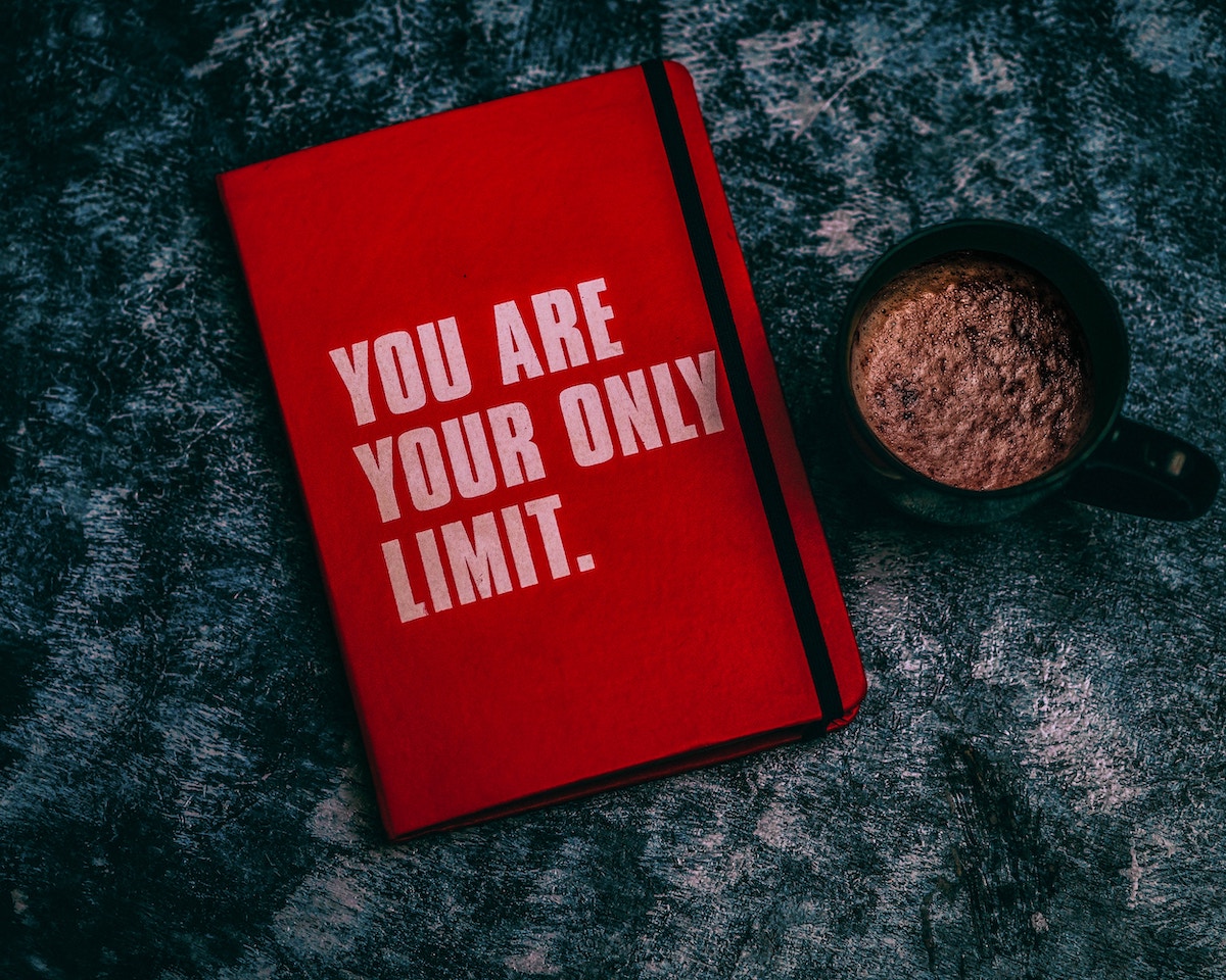 Fotografía de un libro con el texto 'You are your only limit'
