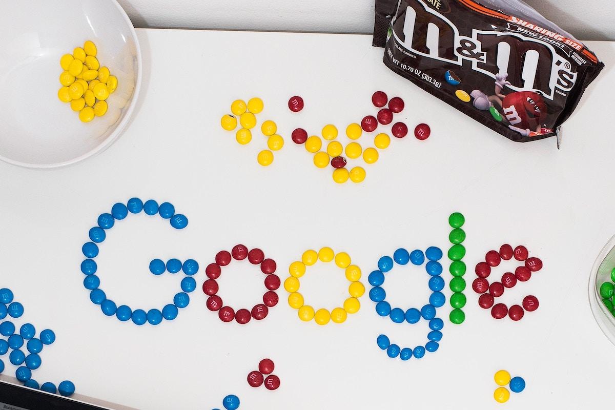 Palabra 'Google' formada con caramelos m&m's